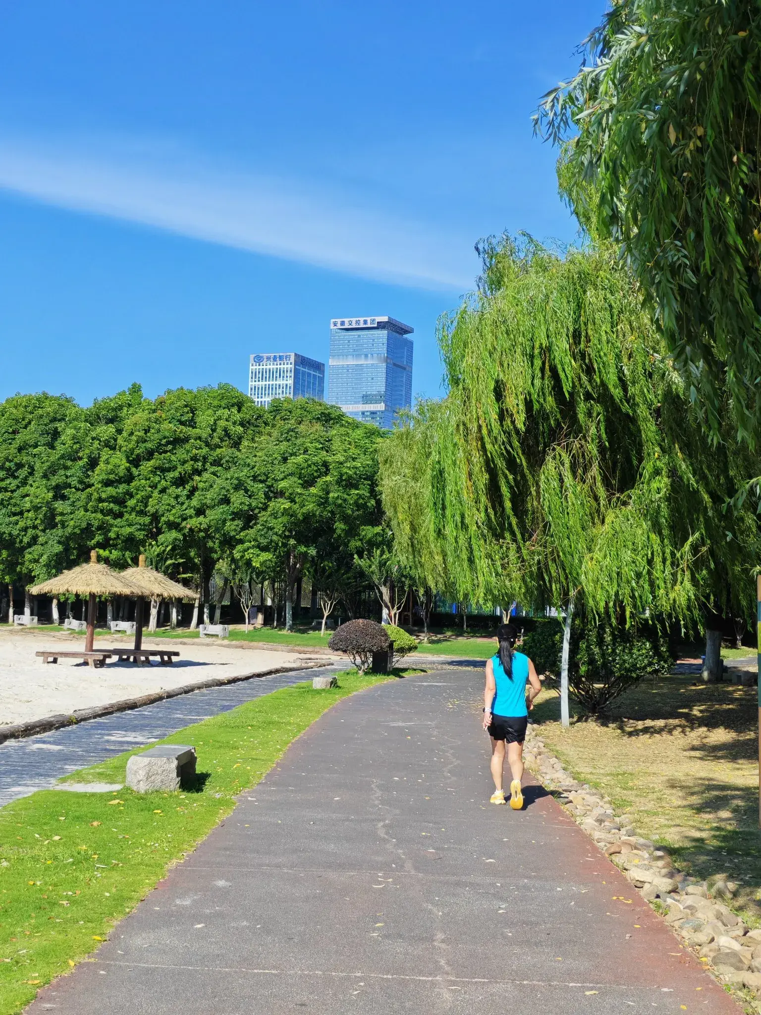 晨光中，努力奔跑的小姐姐，浑身湿透，短裤还在滴水，夏天里的美好，就是可...