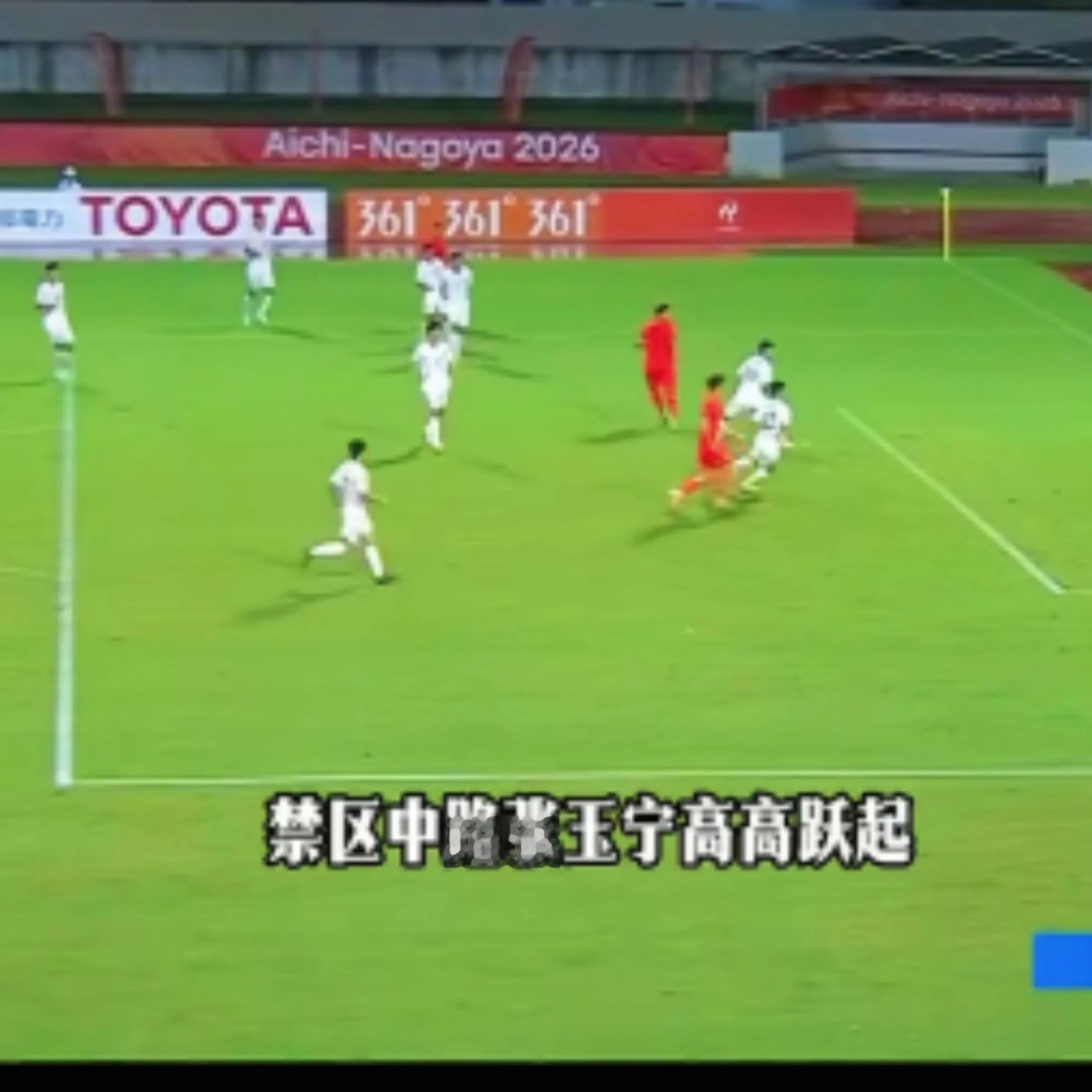 太提气！U23国足2-1逆转朝鲜，雨夜翻盘拿下亚运开门红
 
很多球迷赛前都捏了一把冷汗。
 
亚运男足小组赛B组首轮，U23国足迎战作风硬朗的朝鲜队。球队开局陷入落后困境，最终凭借顽强的赛场韧性完成逆转，以2比1的比分拿下这场关键胜利，斩获本次亚运会的首场开门红。
 
本场比赛在雨夜的刈谷波浪体育
