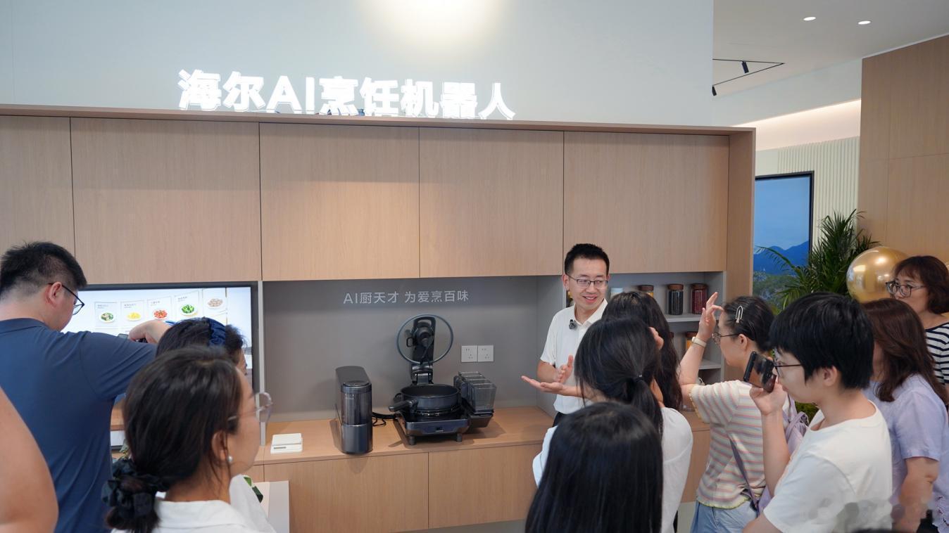 #解码人工智能（AI）新势力# 【场景突围！青岛如何让机器“长大成人”】
很多人对机器人的想象，还仍停留在舞台展演的那个“演员”——会翻跟头、能握手、偶尔打套太极拳。
而青岛正在走出一条差异化发展路径：剥离聚光灯下的表演属性，推动机器人走进商铺、家庭与工厂，在真实应用场景中检验、迭代、 ​