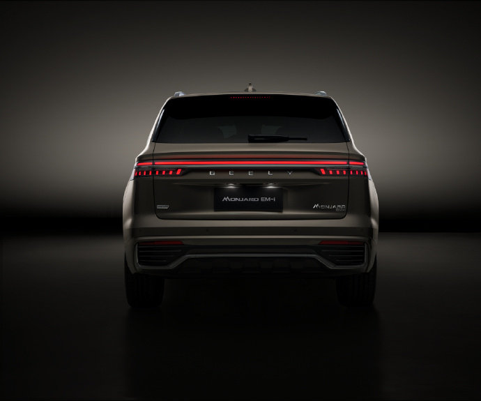 吉利汽车官宣首款混动 D-SUV 全球车正式定名 Monjaro EM-i，搭载 e-AWD 智电四驱，定位全球混动标杆。该车首发埃及市场，稳步布局全球，将为海外用户提供更多元化的新能源选择。 ​