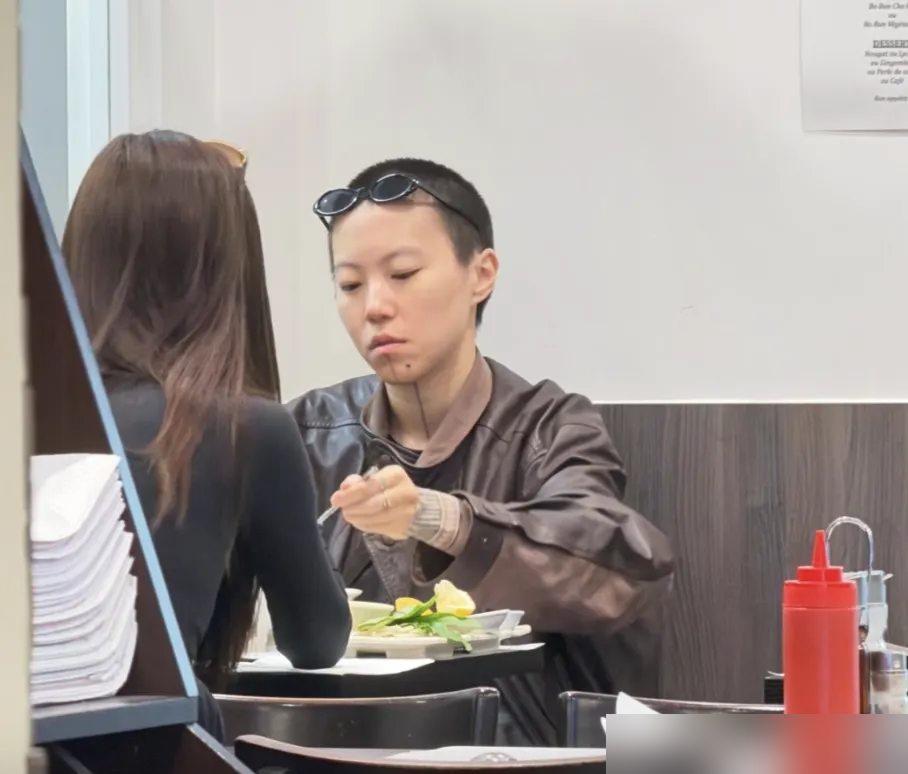 王菲当场给宋妍霏解围，赶跑越界摄影师！
这次是窦靖童阿那亚音乐节演出，宋妍霏和王菲、李嫣一同坐在观众席捧场。
两人2023年拍戏结缘，这三年同游巴黎、大理，被拍过牵手遛狗、同看演唱会，李嫣早就跟她们同框逛过街。
外界一直骂宋妍霏蹭窦靖童热度，说两人关系都是炒出来的。
能不能进得了核心圈子，本
