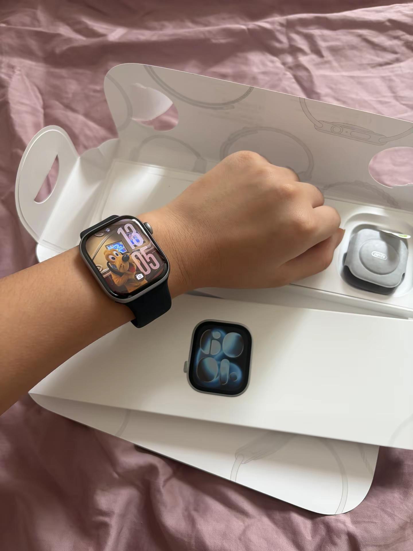 幸福是我刚睡醒视线模糊时妈妈给我递上了applewatch苹果 苹果手表