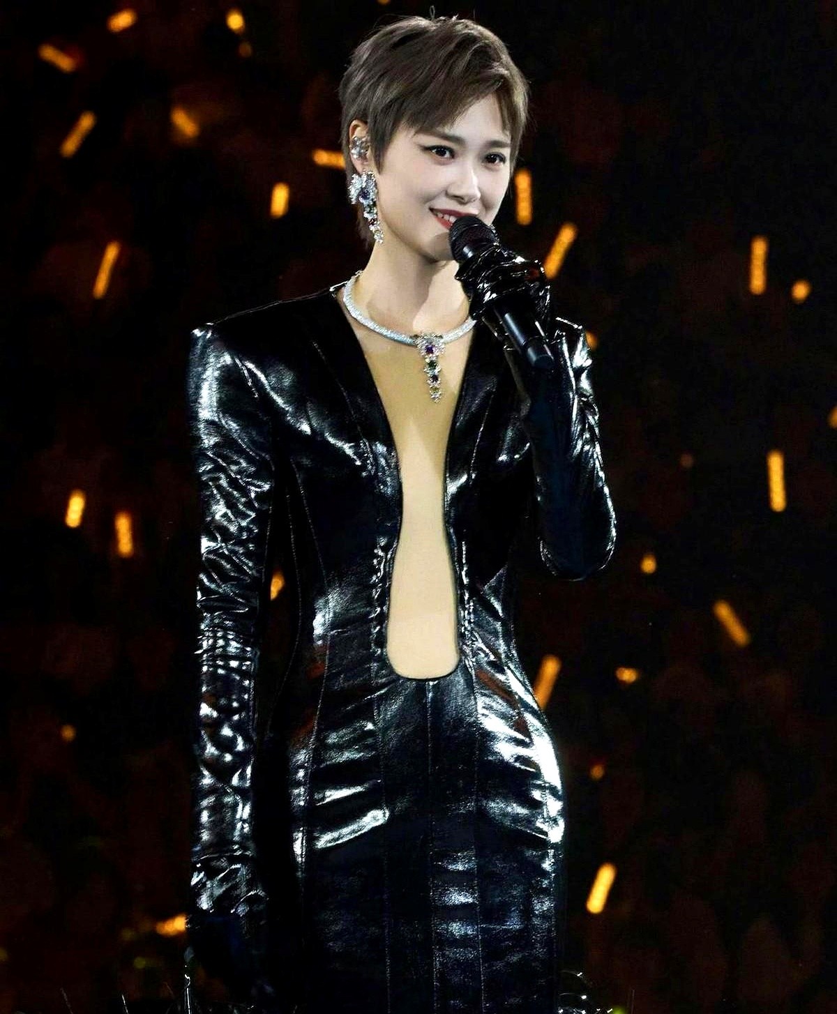 黑色西装敞开，里面套着一件紧身肉色打底衫。李宇春演唱会的现场图刚刷屏，评论区直接炸了锅。

网友拿着放大镜看截图，有人嫌设计辣眼睛，有人力挺这叫先锋艺术。

其实内娱这套穿搭评价逻辑挺有意思。女明星穿少了，骂你博眼球不知羞，裹严实了，又笑你保守土老帽。一套衣服，硬是把麦克风的风头全抢了。

说到底，