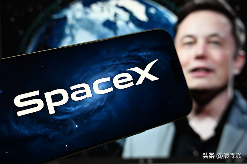 马斯克干的:之前就听过马斯克在星链权限上卡过乌克兰的操作，这次美媒爆的料直接把底裤都扒出来了。
就因为乌克兰用星盾相关权限持续袭击俄罗斯炼油设施，马斯克直接下令给乌军方的星盾使用设了限，连地面控制的信号都给掐了大半。之前乌方不少靠星盾定位引导的远程打击任务，直接在半路上掉了链子，急得
