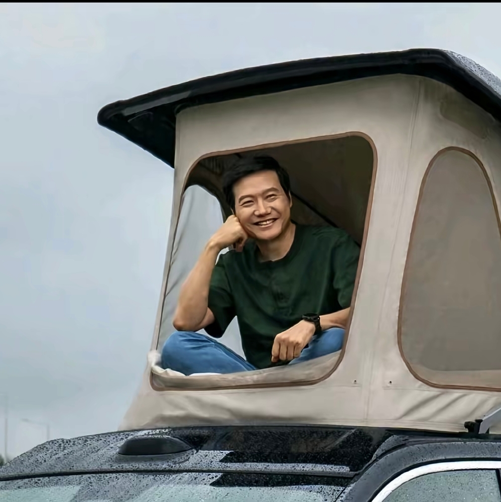 零跑汽车的老板朱江明比小米汽车的老板雷军还要狠。我原以为雷军说小米产品税后净利率不超过5%就已经够极限的了。结果朱江明虽然没这样说过，但是他造汽车的净利润竟然才只有0.05%，造一台车只赚589元。
根据零跑2026年上半年财报，公司整体税后净利润平摊到每一台车只有589元。而零跑汽车现在平均每台车