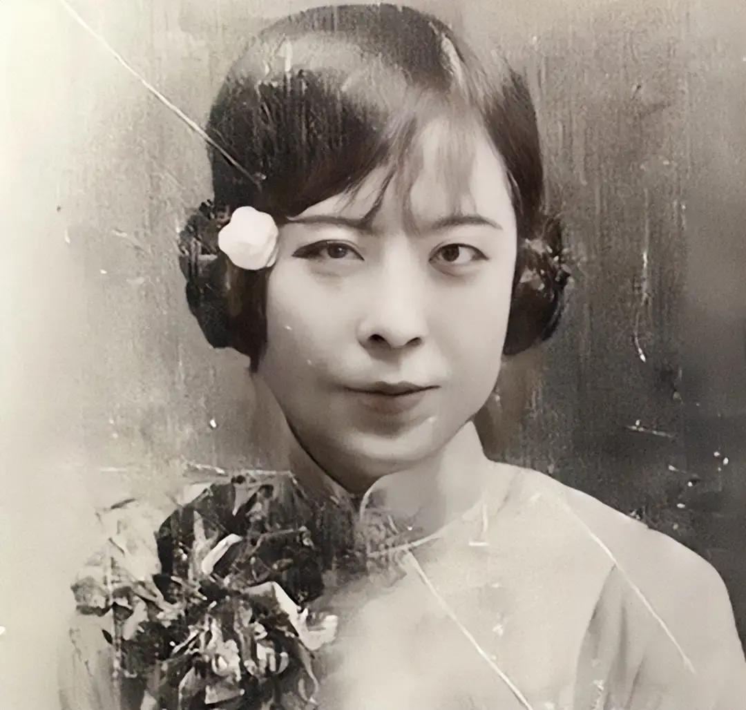 [微风]1915年，于凤至和张学良结婚了，她对张学良说：“汉卿，我不管你在外面有多少女人，但是有一点你必须答应，就是不准带任何女人回大帅府！”
 
张学良点头说知道了。
 
婚后的日子比于凤至预想的好。张学良回家时会带些新奇玩意儿给她，有时是西洋糖果，有时是几本新杂志。他叫她“大姐”，语气里有种弟弟