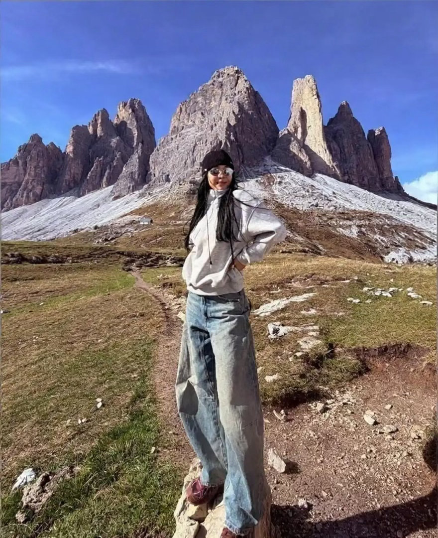 46岁蔡依林带妈妈游意大利，黑直长发少女感十足，网友看愣：卸下舞台光环咋这么松弛 ​