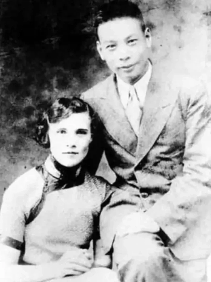 1966年，蒋方 良50岁生日当天，公公蒋 介石给她题写了“贤良慈孝”四个字，她