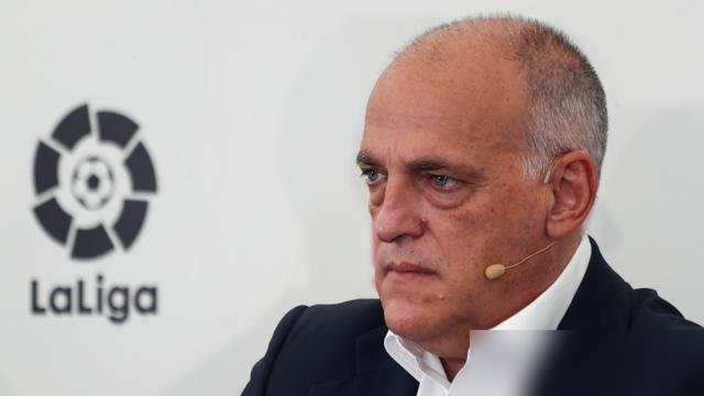 皇马官网挂出大字报，要求西甲主席特巴斯立刻辞职。
为了证明自己没疯，皇马还专门援引了一堆外国媒体报道，想告诉全世界“看，不是我一个人在骂”。结果被扒出来，除了德国《踢球者》，其他媒体全是客观转述，压根没站队。
更魔幻的是，皇马刚在伯纳乌4比1血洗塞维利亚，姆巴佩梅开二度，居勒尔轰出世界波，场上一