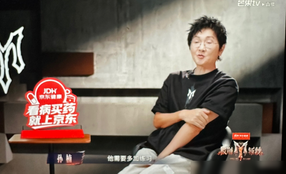 孙楠这段备采太敢说，比正片还戳人！
备采时孙楠先问工作人员：这个剪辑曾辉能看到吗？说完补了一句：我不希望他看到我才说。
转头就直言新人曾辉还得练，回头又把所有组队意向果实，全投给了初舞台被调侃成卧龙凤雏的他。小沈阳当场问他你是真想挑战？孙楠说就是要在难里找突破，不光手把手教声乐，还早看中曾辉体育