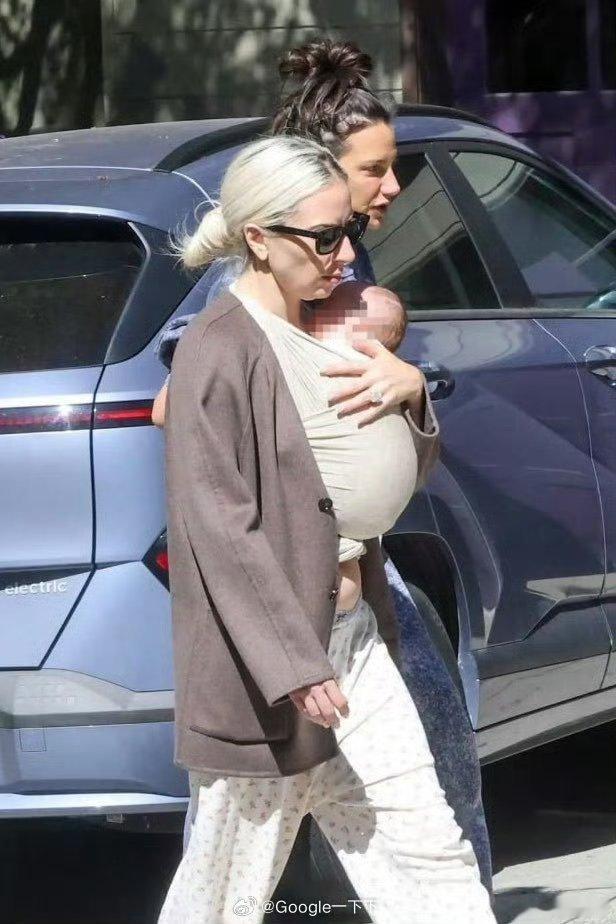 #ladygaga 代孕# 
前几天传出她有孩子了，这是 ​