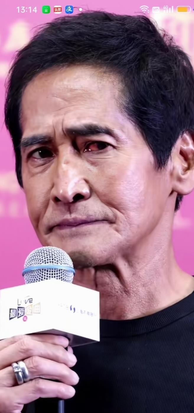 当年那个穿皮衣、抱吉他、一嗓子吼出《大约在冬季》的“北方之狼”，如今在镜头里居然苍老得让人不敢认。
66岁的齐秦最近露面，皮肤粗糙蜡黄，两颊凹陷，说话时连嘴型都有些微的歪斜。
最让人心里发堵的，是他的声音。
当年那副穿透力极强的金属嗓，现在变得沙哑干涩，一句话说下来，中气明显跟不上，甚至带着点