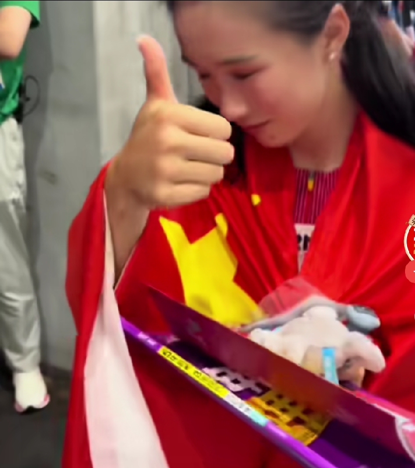 17岁亚运百米冠军夺冠，粉丝当场送“五三”，反应太真实！
 
名古屋亚运会女子100米决赛，咱们的小将陈妤颉直接杀疯了！
17岁的年纪，面对一众老牌强敌，全程一路领跑，稳稳拿下亚运百米金牌，速度又快又稳，直接惊艳全场！
 
站上赛场，她是为国争光的百米飞人，气场全开，妥妥的亚洲顶尖水平。本以为赛后是