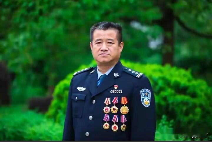 万万没想到，近40年警界英模岂能如此不自律？新余市公安局交警支队原二级高级警长郭峰主动投案，这背后究竟有何隐情？   郭峰出身警察世家，1985年从警，40年来，他累计侦破各类重特大刑事案件800余起，抓捕重大逃犯500多名，他先后被评为全国特级优秀人民警察、全省优秀人民警察、全省公安机关爱民模范等