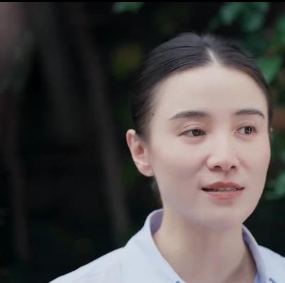 很多演员挑剧本，第一反应都是“这角色能不能让我飙戏、拿奖”，宋佳却恰恰反过来了。
在杨澜的访谈里，宋佳聊到接戏的标准，逻辑特别简单：先看这本子整体行不行，故事立不立得住，而不是只盯着自己的角色好不好发挥。
圈里多少人一门心思找所谓的“大女主”或者能撕心裂肺爆发的桥段？
结果戏本身稀烂，演员演得
