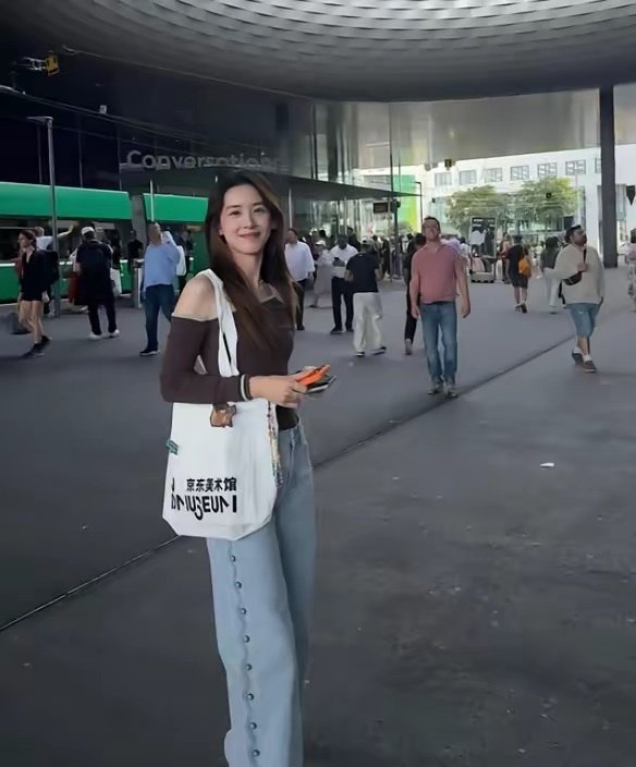 章泽天不用带孩子，不上班，整天打扮逛街，怎么能不年轻啊！ ​