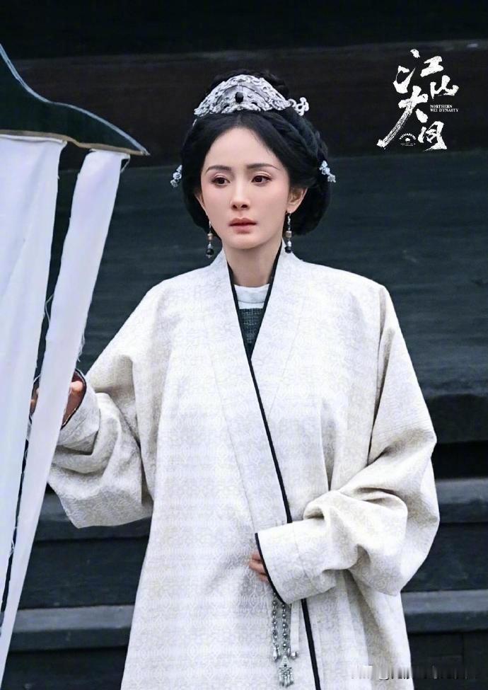 《江山大同》路透里她顶着满脸皱纹、眼神却犀利得吓人，暮年冯太后的威仪直接拉满。关键是这妆是她自己要求的——试妆时主动让剧组保留法令纹和眼角细纹，拒绝磨皮。从15岁演到49岁，少女阶段被嘲“灵气全无”，老年妆一出风向秒变“这才是演员该有的样子”。敢把脸交给时间，比硬凹
