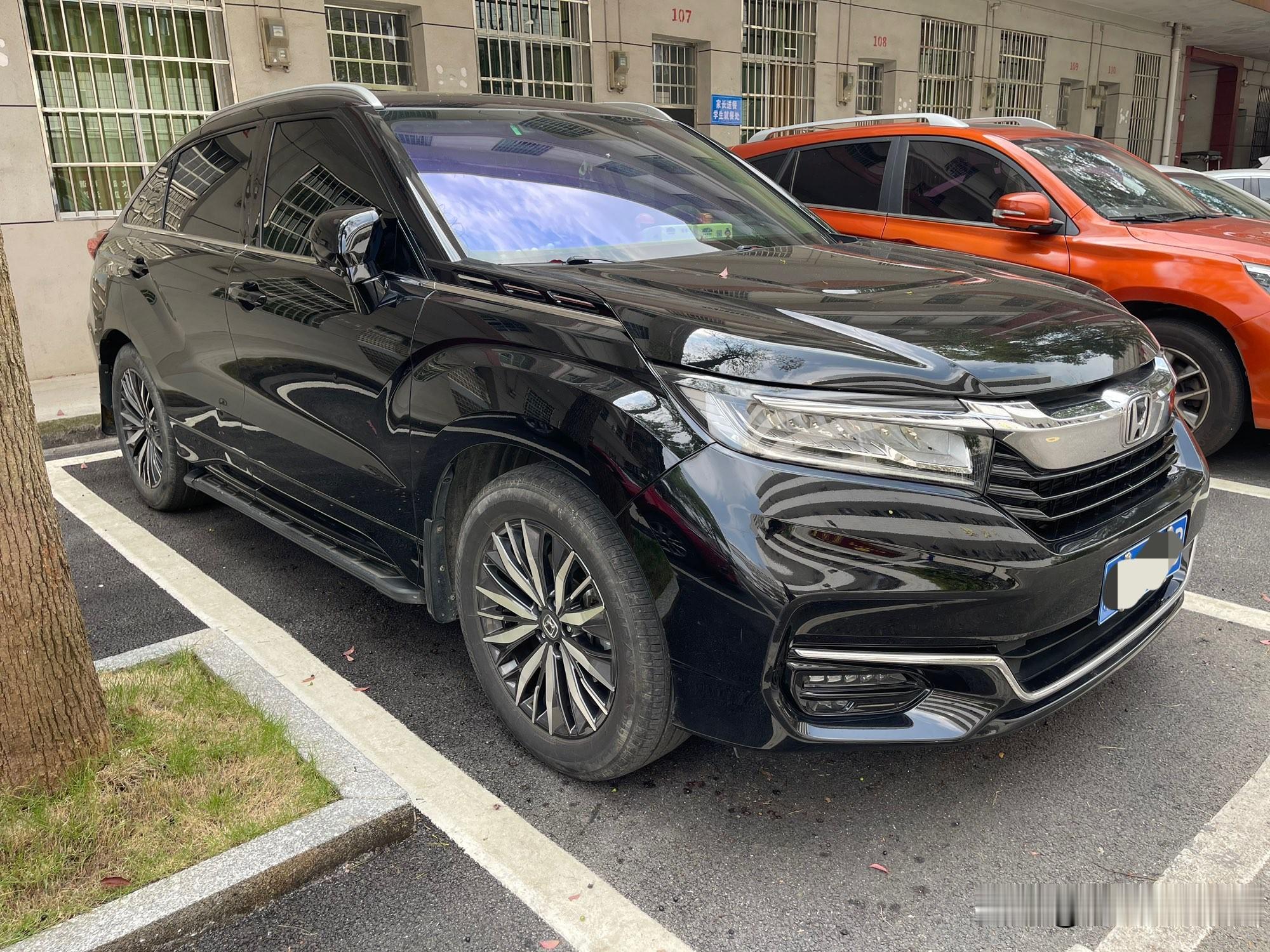 最近朋友入手了辆本田冠道 AVANCIER 370TURBO

我拿着用了一周，今天来聊聊用车感受：

整体来说，冠道的燃油经济性还是非常好的，动力输出也挺平稳、整体平顺性还不错、CVT无级变速换挡逻辑清晰；底盘结构采用了多连杆独立悬挂，稳定性还是非常给力！

此车最大的亮点就是空间挺大，后排三个1