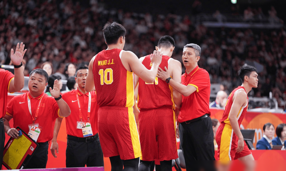 丢铜牌，郭士强把锅甩给了年轻。9月20日亚运男篮铜牌战，中国男篮70-79输给伊朗，排名第四。胡明轩拿了全队最高分，廖三宁8分4失误，庞峥麟上场15分钟挂零。队长赛后说防守和篮板没执行好，胡金秋说得更直白：身体跟不上，别找理由，就是能力不够。郭士强总结三点：阵容年轻、关键时刻不稳、体能透支。可伊朗队