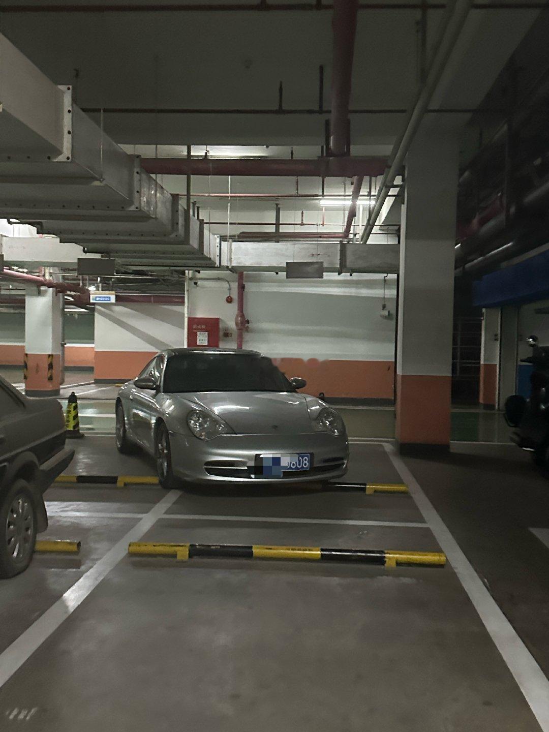 继上次看到占了俩位置兰博基尼的Gallardo LP560-4，同样位置！今天换成了保时捷911（996.2）Targa！车主到底是谁啊[泪]情怀万岁[可乐] ​