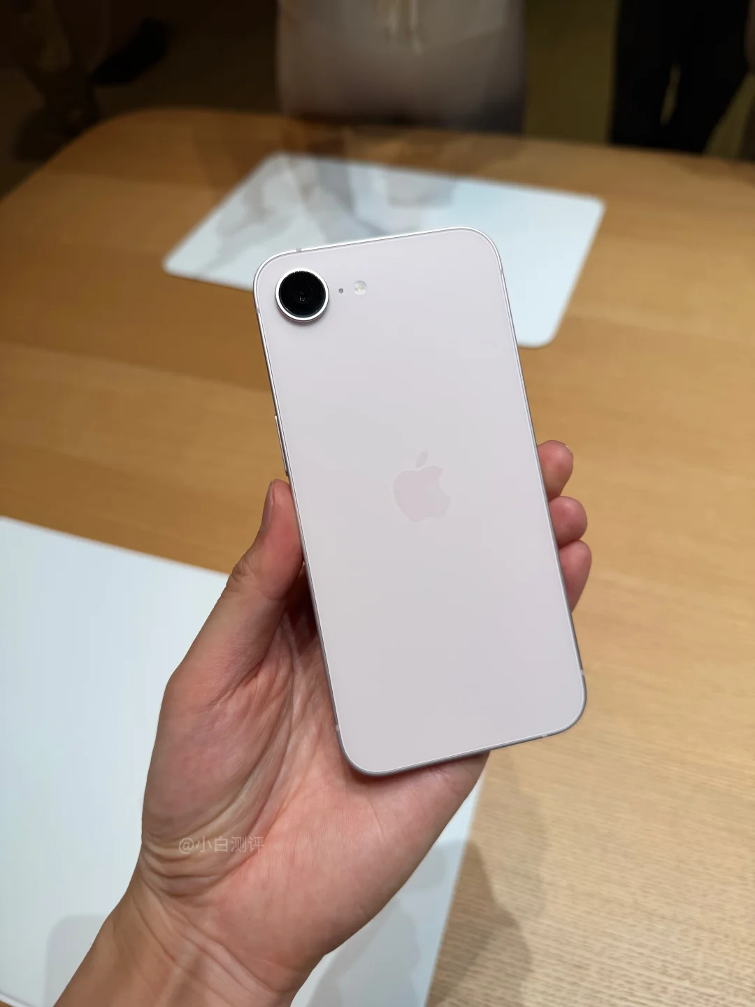 iPhone17e粉色真机现场实拍！够粉吗