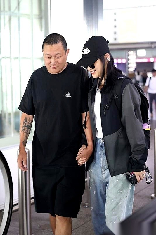 最近一段音乐节的观众席路透，硬是被全网搓成了一出“见家长”的八卦大戏。
镜头扫过，57岁的王菲坐在台下，旁边挨着小女儿李嫣，再旁边，是窦靖童的圈内好友宋妍霏。
就这一秒的同框，直接炸出2.3亿的阅读量，短视频平台的二次剪辑满天飞。评论区里，无数人敲着键盘斩钉截铁地下结论：王菲出面了，这就是长辈亲自“