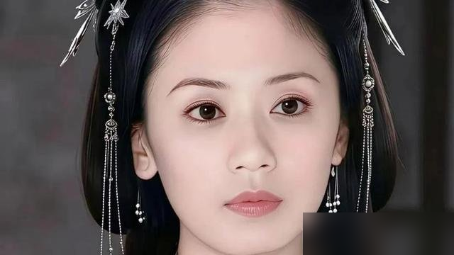 开机前一个月，于正眼睁睁看着自己给杨蓉量身写的剧本，被资本一脚踹翻。
他亲口认了，当年《凤囚凰》女主就是照着杨蓉写的，男主定的米热。结果投资方嫌这俩没流量，临时逼他换人。关晓彤、宋威龙顶上。
那会儿于正嘴硬，对外说是杨蓉档期不合。憋了十年，才敢承认是资本按头换的。剧情为什么稀碎？因为剧本是给原班