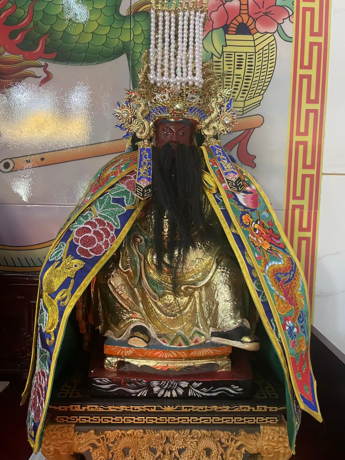 关羽“山西夫子”是关羽的俗称，因籍贯东汉河东解梁（今山西运城解州），且清代与孔子（山东夫子）并祀，被尊为“武圣”，与“文圣”孔子并称“文武二圣”，民间也称关公、关帝，儒释道三教共奉：- 生平与功绩：东汉末年名将，与刘备、张飞桃园结义，斩颜良诛文丑、封金挂印寻主、华容道释曹显忠义，后败走麦城遇害，初封