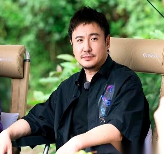 说真的，我们都被沈腾给骗惨了。
看他儿子不到一岁就在公园里半躺着，他一脸得意地说“这懒样随我”，你是不是也跟着乐？
甚至有点暗爽：原来百亿票房的大佬也跟我一样，是个能躺着绝不坐着的懒蛋？
醒醒吧。
成年人最可恶的错觉，就是把别人的“举重若轻”，当成了“毫不费力”。
你光盯着他镜头外松松垮垮、像长在沙