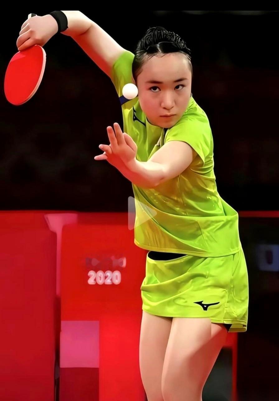 打开日本乒乓球选手伊藤美诚的社交主页，里面所有关于乒乓球的动态已经被全部删空，连一张球台的影子都找不到了。
十二年了，这是她职业生涯里第一次被日本国家队除名。
从当年拿下奥运混双金牌、站在领奖台上意气风发，到如今被队内后辈硬生生挤下球台，她今年其实也才二十多岁，仅仅比孙颖莎大了一岁。
当年刚冒头的时