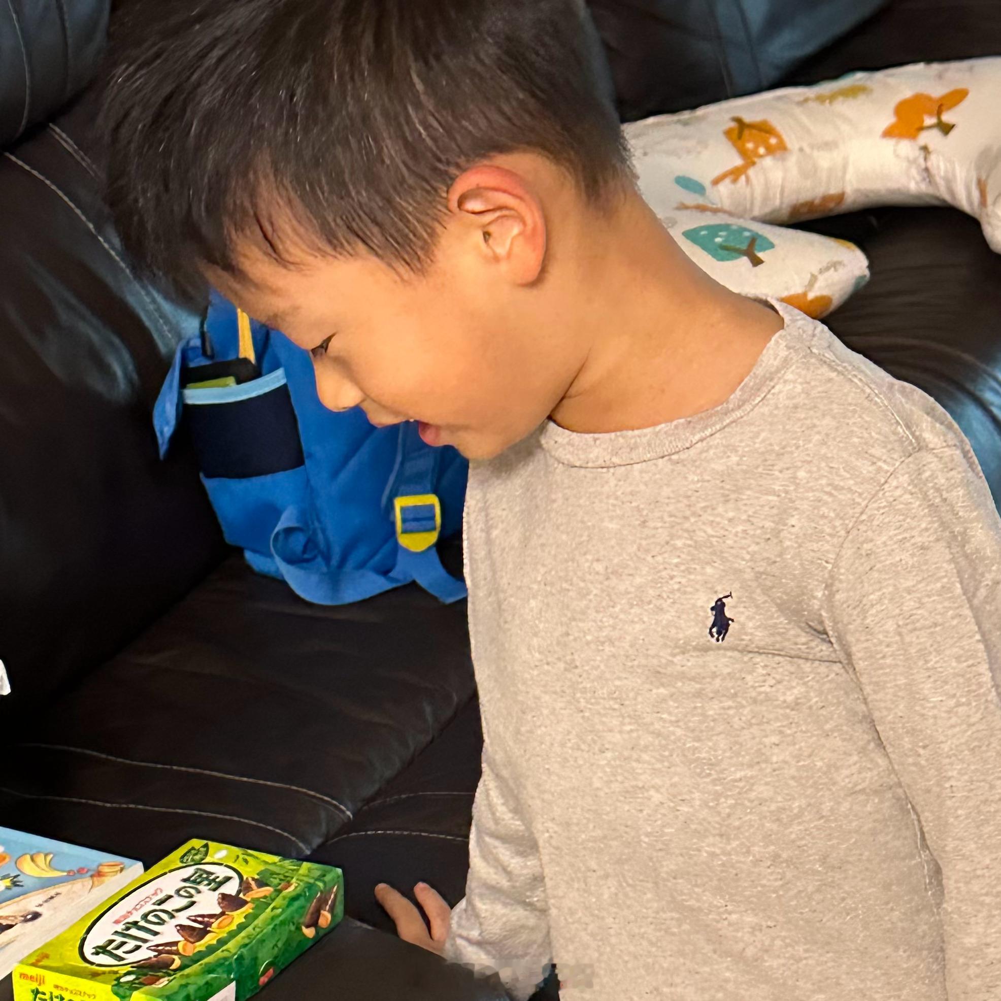 肥恩早上起来不想上学各种这也不对那也不对无论怎么劝都不行一会不吃早饭一会不喝奶一会说吃了早饭要去睡觉一会没睡醒各种作妖反正就是不高兴折腾半天我实在不想劝了肥恩不高兴就进屋找他妈妈他进去了不到三秒就开开心心的穿衣服说要上学了我还在想毛豆妈到底说了什么的时候毛豆妈走出来去冰箱里先给肥恩吃了块巧克力接着拿出另一盒巧克力饼干对肥恩说：“我下午带巧克力饼干来接你，可以啵”呵呵呵以前的原则呢讲道理呢现在咋就是各种引诱了呢以前我引诱毛豆说我不讲原则不讲道理还吵架现在自己怎么好使怎么来大家都开心