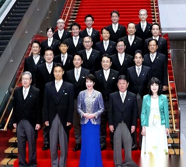 9月17号的日本政坛，高市早苗宣告内阁全体辞职，搞出了一场声势浩大的权力洗牌。但你要是凑近了看，这场大换血最绝的看点，根本不是她新提拔了谁，而是她明明咬着后槽牙，却偏偏不敢动的那个人。
这个人叫铃木俊一，自民党干事长，管着钱袋子和人事的“大管家”。
高市早苗嫌他办事慢、跟在野党说不上话。今年1月，高