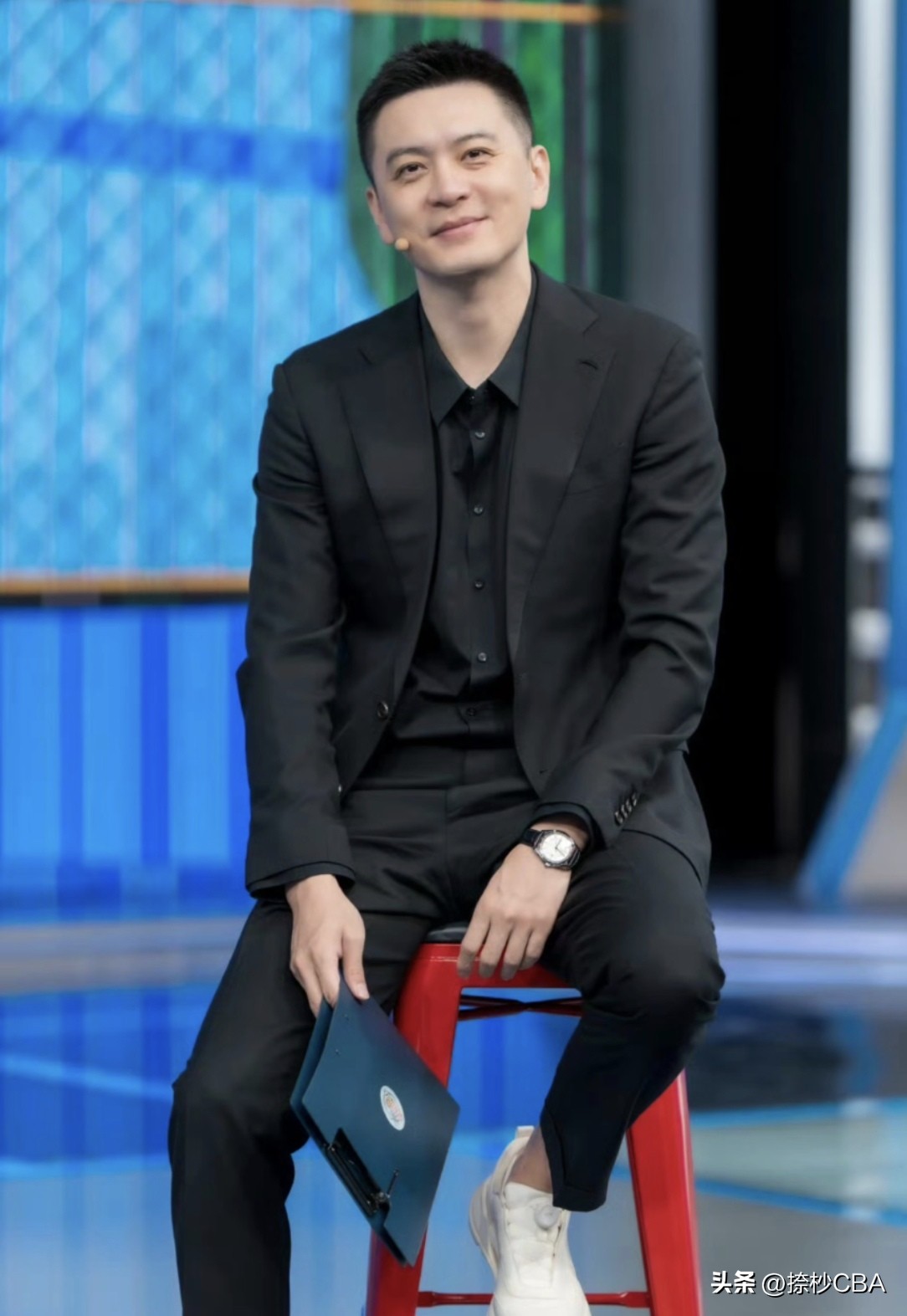 笑不活了！有球迷喊话杨鸣打入敌人内部，去竞聘广东宏远总经理！辽粤大战这么多年，无论什么时候都是话题十足，如今广东管理团队大换血、杨鸣出走辽篮，曾经的辽粤大战得到了延续，杨鸣可以去广东接替杜峰或者朱芳雨其实都行，可谓是知己知彼，他的个人能力突出也确实适合！