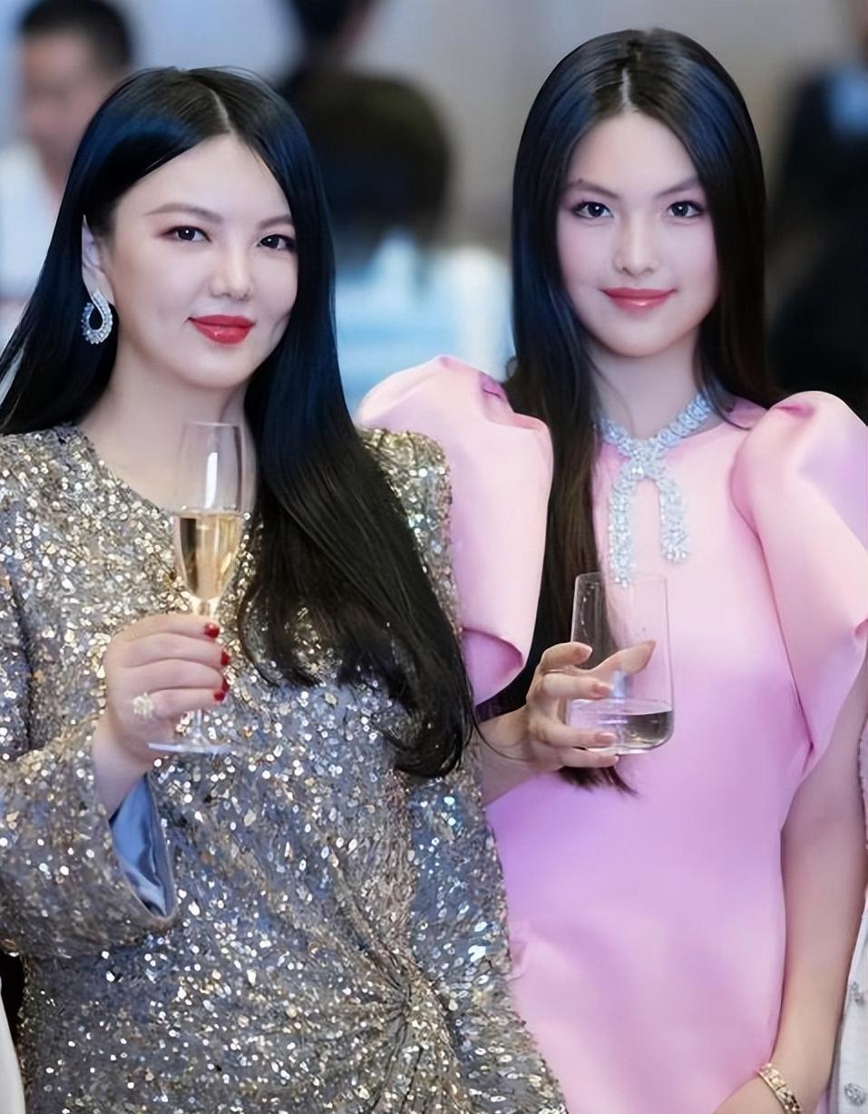 账号风波过去半年，李湘现在英国陪女儿读书，日子过得低调，母女俩长得越来越像 ​