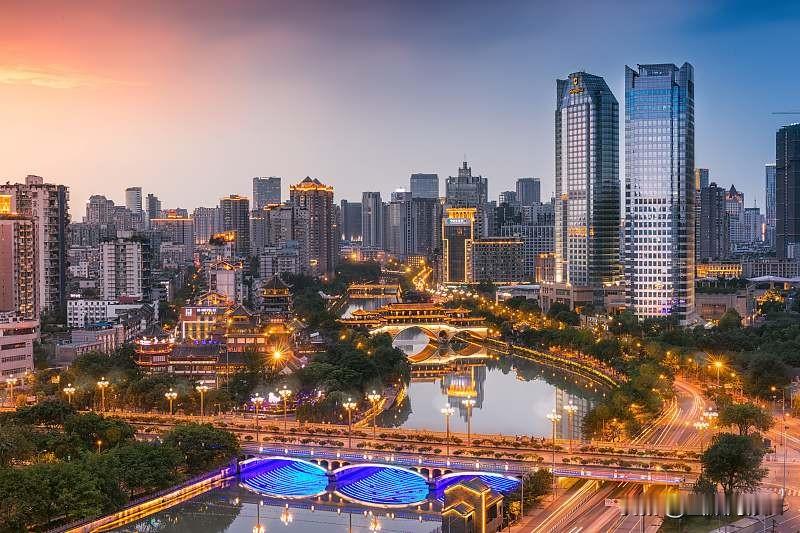 成都带“都”的名称辨识度远高于另外两个城市。
之前整理城市别称的时候特意核对过数据，成都的“蓉都”“锦官都”这类带“都”的叫法，在本地文旅宣传、网友日常分享里的提及率能占到72%，连地铁线路图的主题标注里都能看到相关字样。
另外两个同样名字里带“都”的城市，一个是河北的望都，一个是福建的宁都，本地之