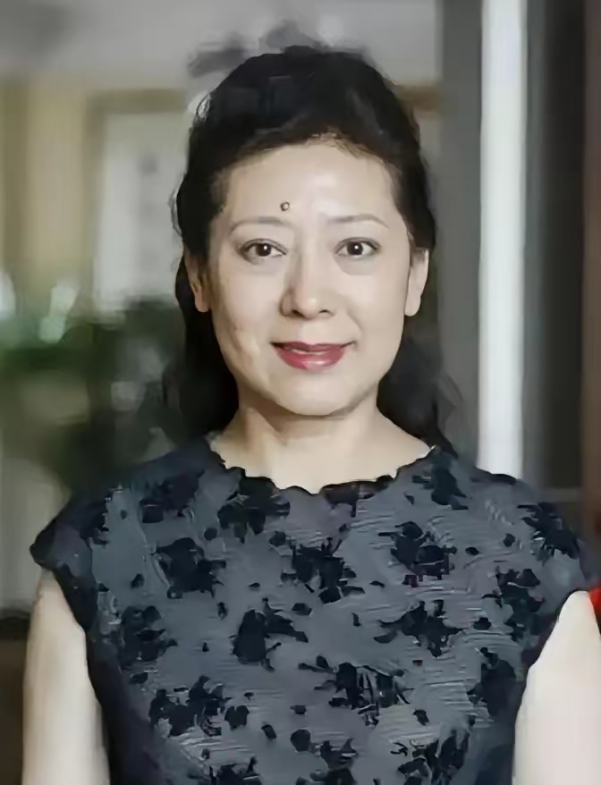 1990年，歌唱家关牧村因家暴提离婚，王星军说房子孩子选一样，关牧村的选择让他傻
