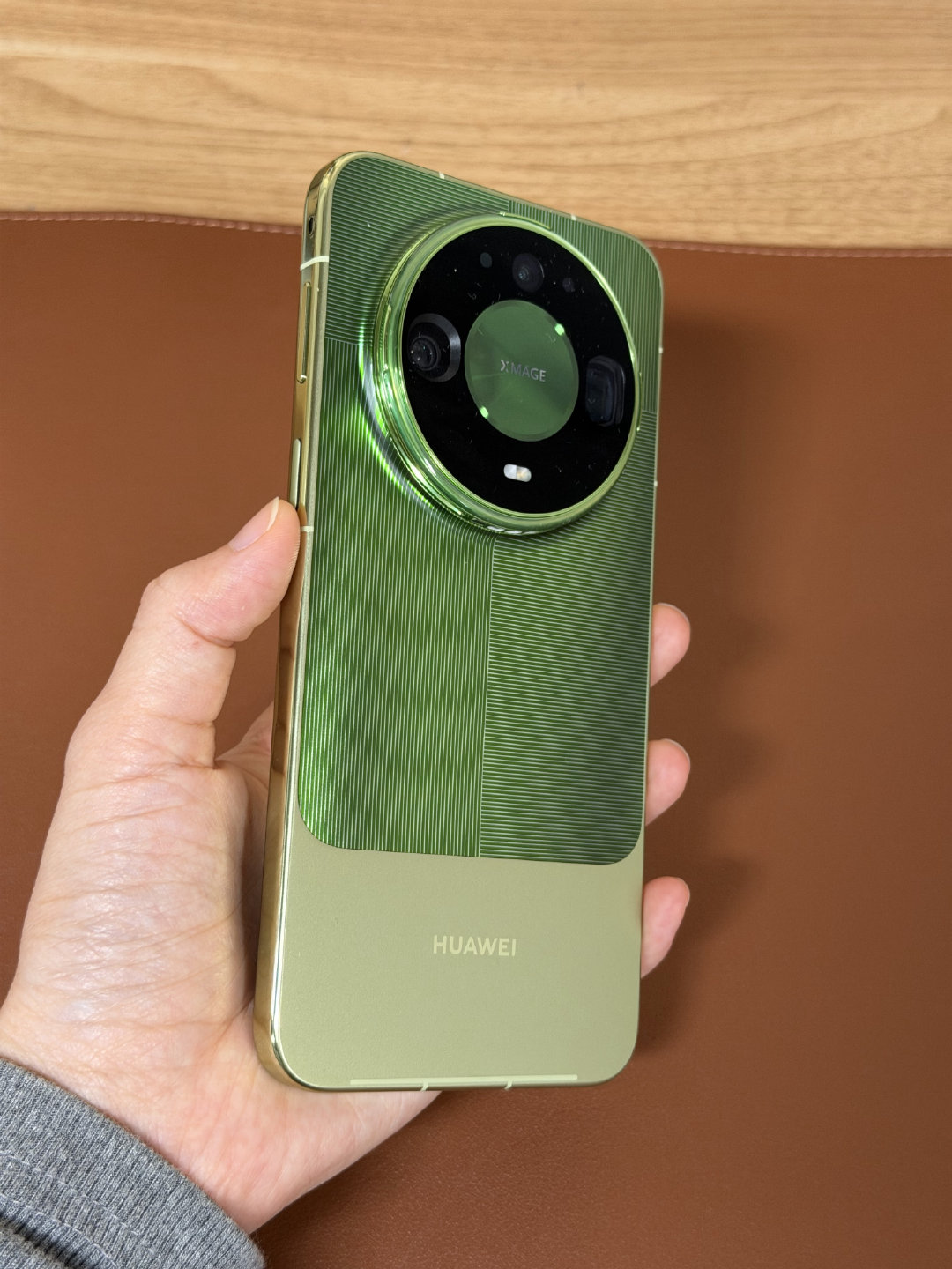 华为Mate 90Pro Max，想要就得到
现在还差一个外接光变巨炮[doge] ​