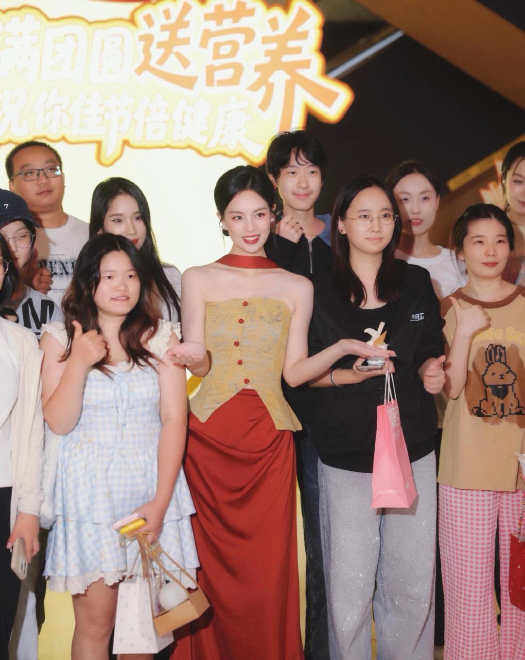 #熊玉婷不好了陆少，你的闪婚妻子跑路了# xyt#熊玉婷慕南嫣#
【260921小红书更新】
标题：帮我选张封面吧！
文案：18张图选封面纠结了一小时。
第几张让你停下来的？
评论区报数字。 ​