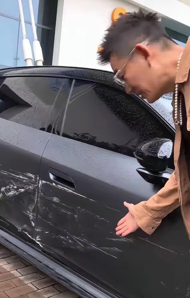笑不活了。任贤齐在内地刚提新车就被刮蹭，连牌照都还没有上，仅仅是临时照。到底是谁有这么大的胆子。
据报道，2026年8月底，任贤齐赴石家庄举办个人演唱会，刚入手一台领克07GT时间限量版新车，该车全国仅1007台，哑光勃朗灰车漆选装就要2万元，整车落地二十多万，提车后还未正式上牌就发生剐蹭事故。当然