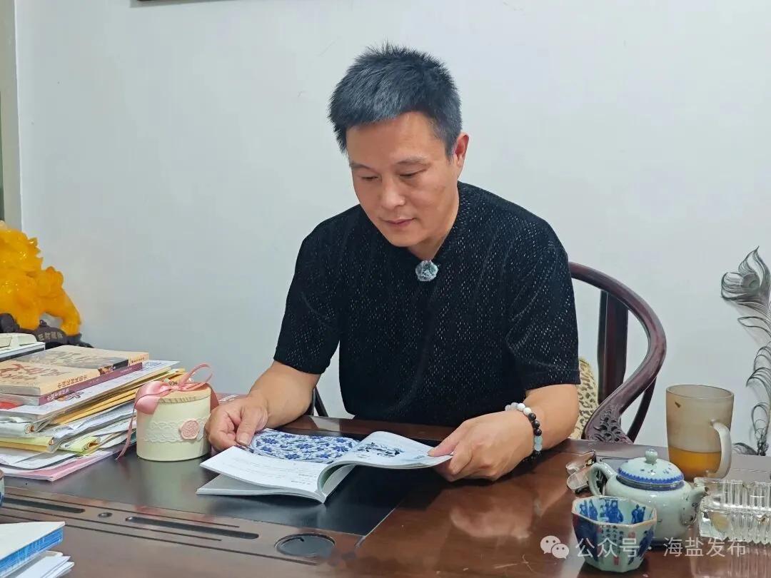 【骄傲！我们的名字叫“国庆”“建国” 】名字 是每个人新生伊始的馈赠，微缩着时代的希冀，与父母远眺的目光。据县公安局数据统计，目前在海盐有45人叫“国庆”，有471人叫“建国”。记者寻找了3位名叫“建国”“国庆”的海盐人。今天，让我们一起听听他们的故事，感受他们与祖国的情缘。 ​