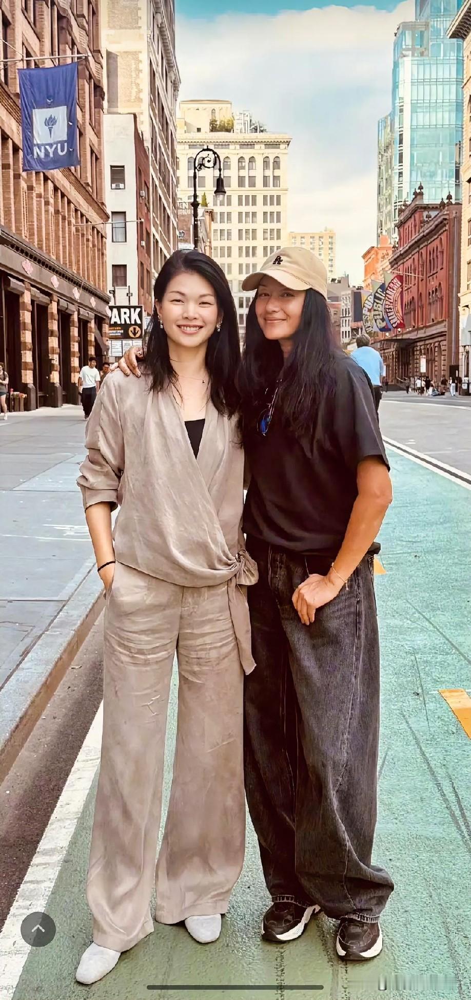 吕燕说：“我和姐（瞿颖）在纽约约会了”，瞬间勾起了大家的好奇心。想当年，吕燕以“雀斑百合花”造型震惊时尚界，还在世界超模大赛获亚军，成为国人骄傲。后来她转战纽约，不仅邂逅爱情，组建了幸福家庭，还过上了低调的烟火日子。从她纽约出行照能看到，14岁混血儿子高大帅气，一家三口同框氛围感十足。如今她和瞿颖这