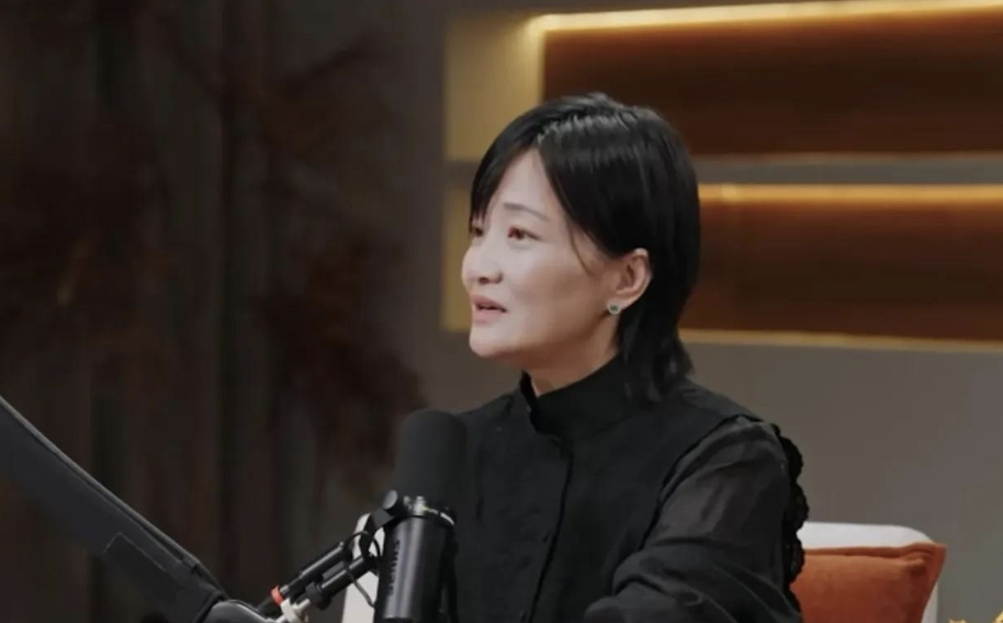 郭柯宇讲述父亲二婚往事，婚内共同房产被私自变卖，留下一生遗憾
 
我刷到郭柯宇说起自己父亲的事情，听完心里想了很多。她的父母离婚之后，父亲选择再婚。父亲瞒着前妻，把当年两人一起的房子卖掉了。
 
父亲晚年给郭柯宇打电话，说卖房的钱打算分给她和继母带来的女儿，一人一半。话还没有说完，就被继母打断。之后