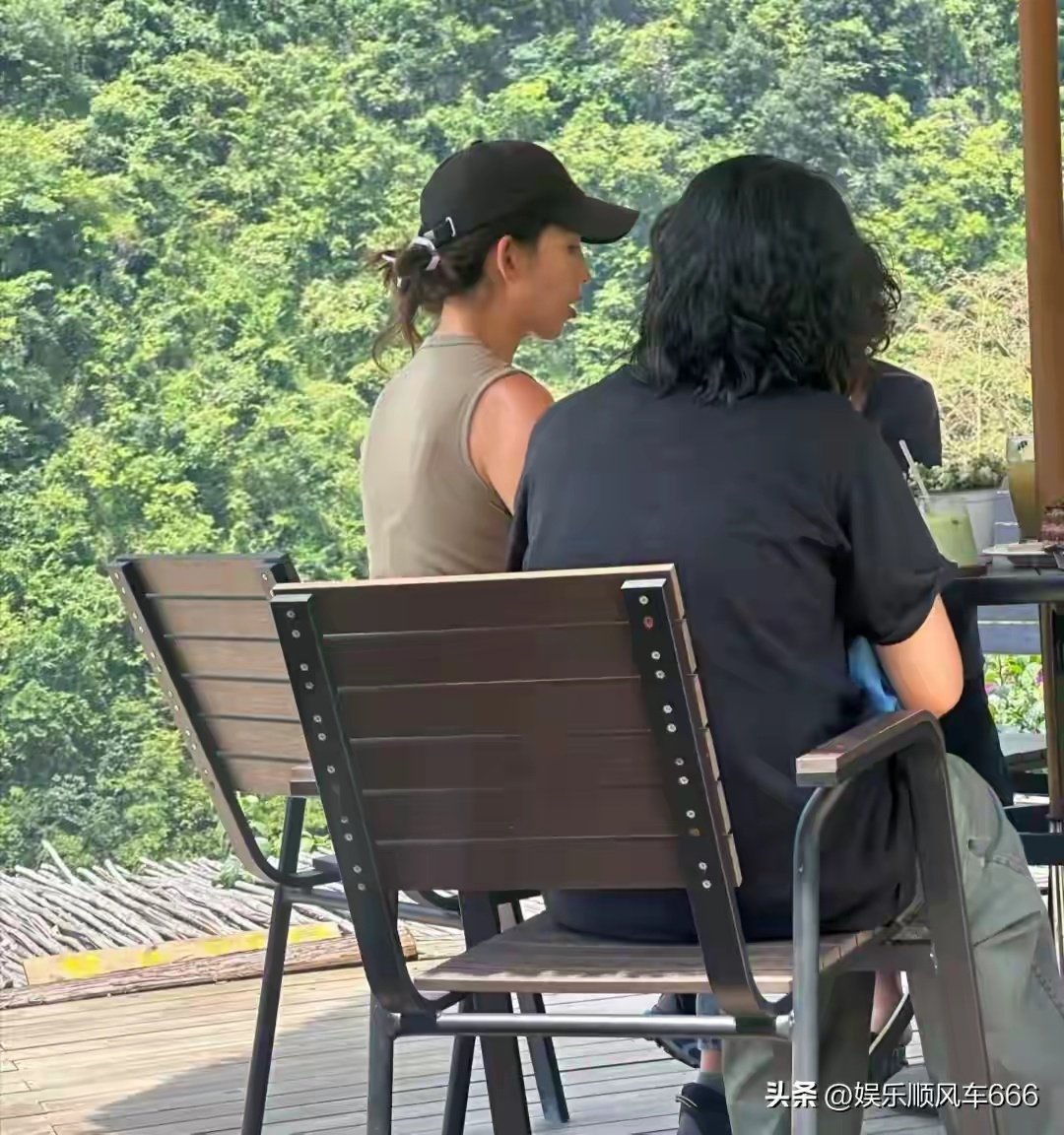网友偶遇蔡少芬一家旅游，调侃：女儿长成跳过年轻版的妈妈 ​