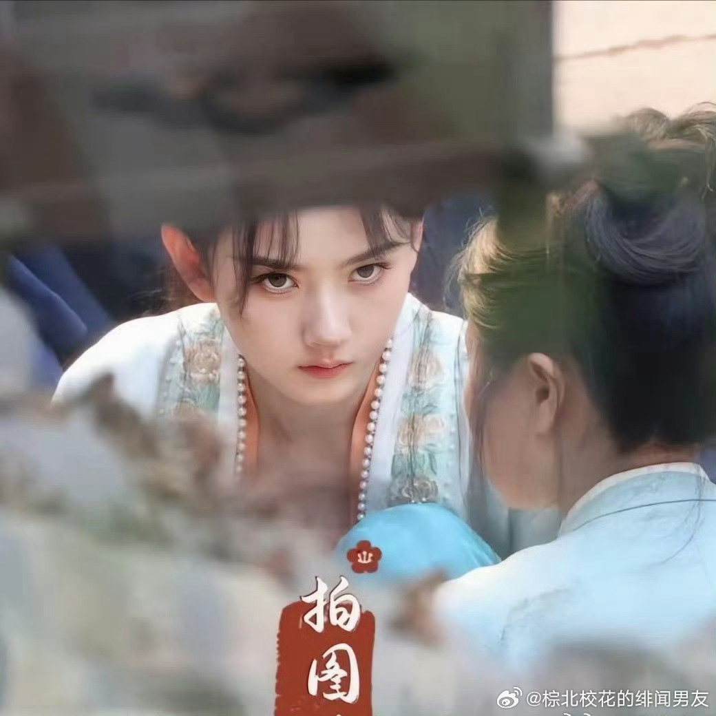 宋祖儿的长相真的很有故事感，自带一种倔强又破碎的美感，完全就是晋江文里走出来的女主。 ​​​
