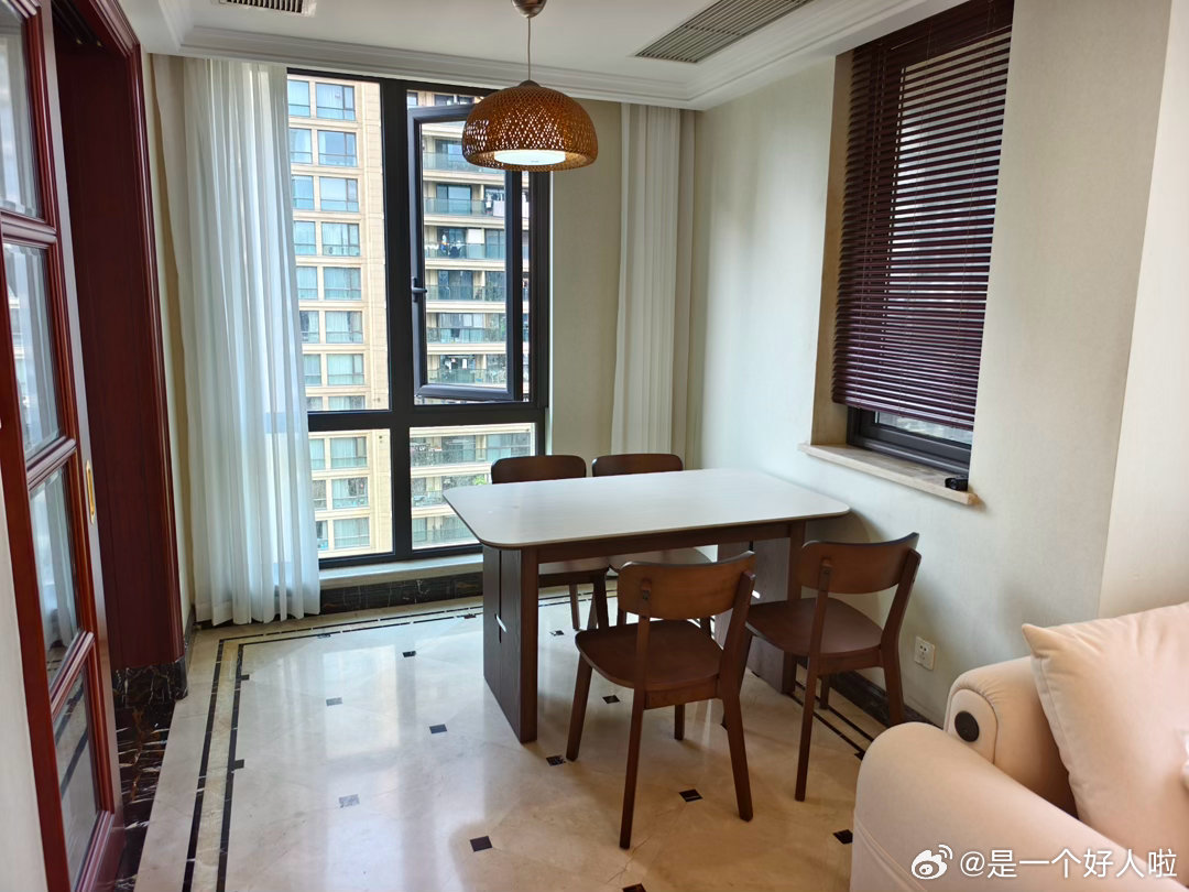 #杭州滨江租房[超话]# 位于杭州市滨江区绿城明月江南，中高楼层，东边户。沙发、餐桌椅、床、洗衣机和窗帘都是全新配的；首次出租，自带中央空调和地暖；离海康威视、聚光科技、宇树科技等上市企业很近。有意向的私信 ​