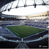 NFL伦敦赛再次走进热刺新主场，这座造价12亿英镑的球场也再次证明了自己的吸金能力。据好体育观察，小马30比13击败指挥官一役现场涌入60907名观众，而多元赛事带来的丰厚收入，正是热刺今夏豪掷约4亿英镑引进托纳利、萨维奥等人的底气所在。数据最有说服力：2024/25赛季，新主场赛事日收入1.26亿英镑、 ​