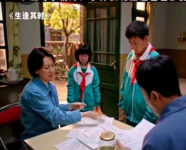 刘琳和郭涛又演两口子了，这次连遥控器都换不动台。

新剧《生逢其时》一播，满屏串味。演技挑不出毛病，台词依然稳当，但屏幕外的人看一眼就猜到了结局。

现在的影视圈逮住一对好搭档就使劲薅。俩人都是公认的实力派，可翻来覆去还是那些家长里短、斗嘴拌嘴的套路。演的人驾轻就熟，看的人满脸麻木。

好演员一旦在