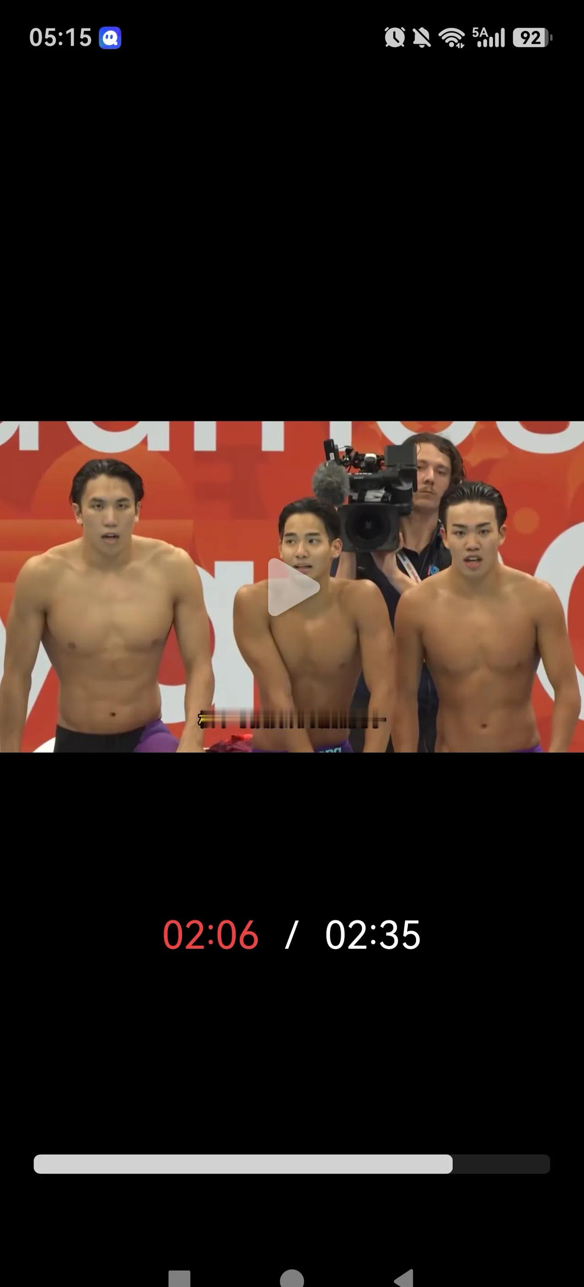 矮11厘米还能拿银牌，日本游泳队真够硬的！
名古屋亚运会男子4×200米自由泳接力，中国队7分00秒17夺金破亚洲纪录，日本队7分01秒05摘银也破了全国纪录，两队就差0.88秒。
但真正让我在意的是另一个数据——身高。中国队这边，张展硕1米95，臂展2米1，潘展乐1米92左右，费立纬1米87，平均