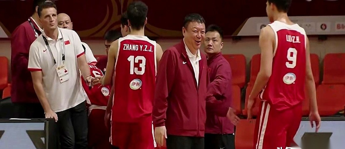 8月23日晚22点的印度赛场，U18男篮亚洲杯决赛的记分牌即将亮起，中国青年军和澳大利亚队将在这里正面对撞。
这不是一场普通的决赛，这是两个“不败怪物”的终极肉搏。
澳大利亚带着5战全胜的战绩杀来，小组赛赢泰国70分，半决赛硬生生把韩国队打出37分的分差。
中国队同样是5战狂飙。淘汰赛啃下菲律宾，半