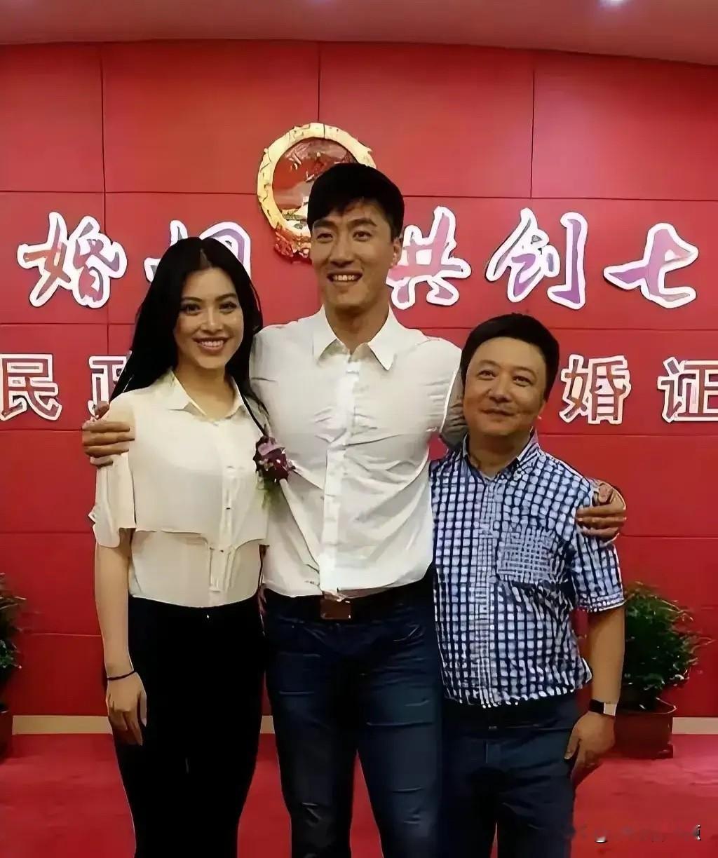 刘翔当年跟葛天结婚的时候，真的好喜欢妻子哦，跟其他人合影，还要搂着葛天，感觉离不开葛天一样。大家觉得刘翔可以跟葛天闪婚闪离，估计当初在一起的时候，男方的感情很平淡，没有什么热情，对女方不喜欢。

我之前翻到2014年民政局门口的路人实拍图，刘翔刚从康复训练馆出来，头发都还湿着，直接把葛天往怀里搂得死